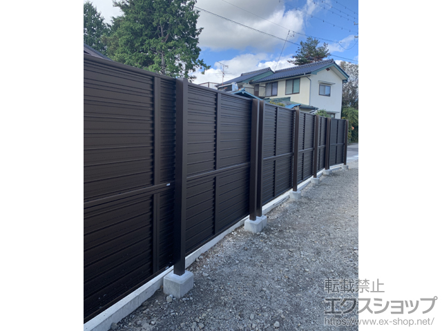 長野県安曇野市ののフェンス・柵 シンプレオフェンス5F型 横目隠し 2段支柱 自立建て用 施工例