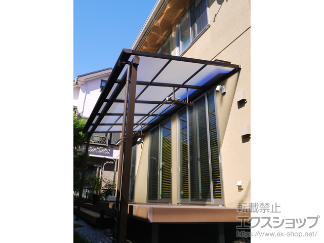 東京都狛江市ののテラス屋根 ソラリア F型 テラスタイプ 単体 積雪〜20cm対応＋吊り下げ式固定物干し標準　長さ:ロング2本入り×1セット 施工例