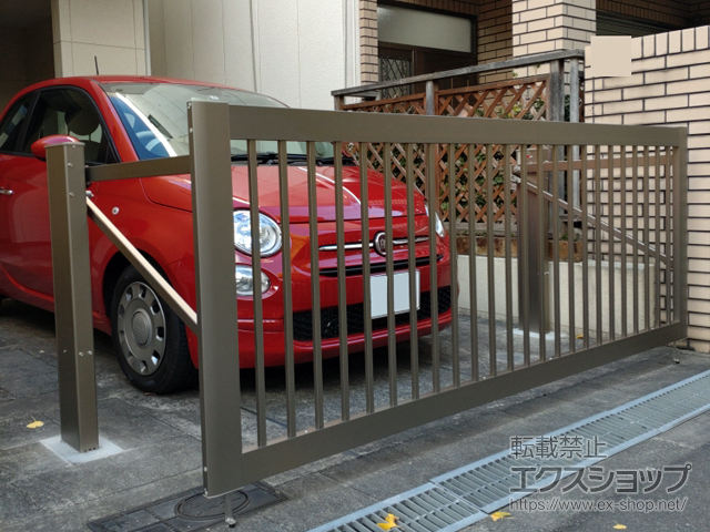 大阪府大阪市ののカーゲート スウィングアップゲート2型 縦格子 手動式 施工例