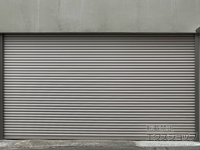 神奈川県足柄下郡湯河原町のLIXIL リクシル（トステム）のガレージシャッター ガレージシャッタークワトロ 電動式 内部付タイプ ※外部停電時開閉機構 施工例