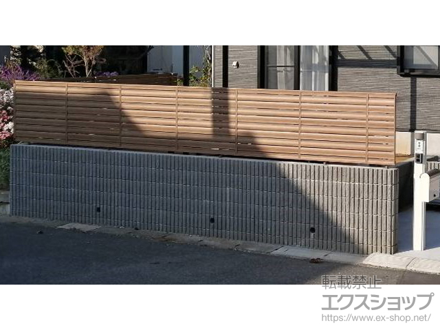 千葉県千葉市ののフェンス・柵 フェンスAA YS1型 横スリット ゆらぎ 木調カラー フリーポールタイプ 施工例