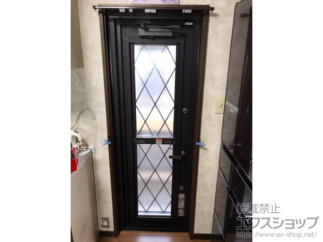茨城県那珂郡東海村のLIXIL リクシル（トステム）の玄関ドア リシェント勝手口ドア 断熱仕様（Low-E）ランマ無(R) K型 施工例