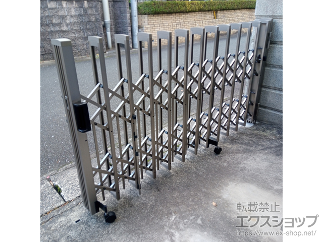 滋賀県大津市ののカーゲート トリップゲートII P型 ペットガード付き ノンレール 両開き*48W(24S+24M) 施工例