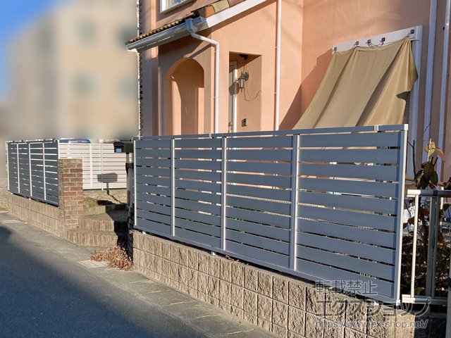 三重県四日市市ののフェンス・柵 モクハイフェンス　アルミ色タイプ　自由柱施工 施工例