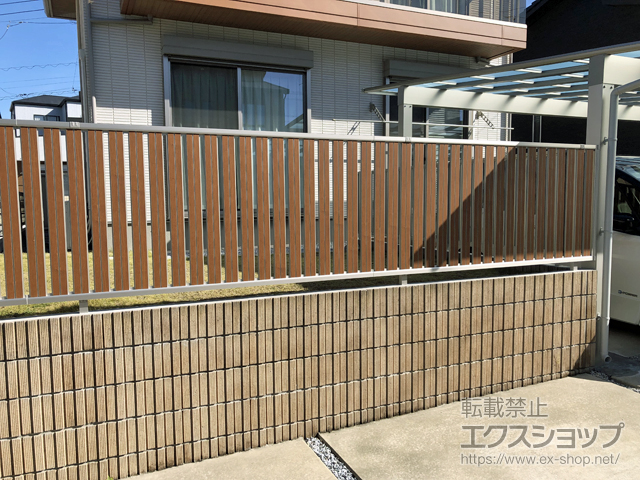千葉県袖ケ浦市ののフェンス・柵 ルシアスフェンスF03型 たて半目隠し 木調カラー　自由柱施工 施工例