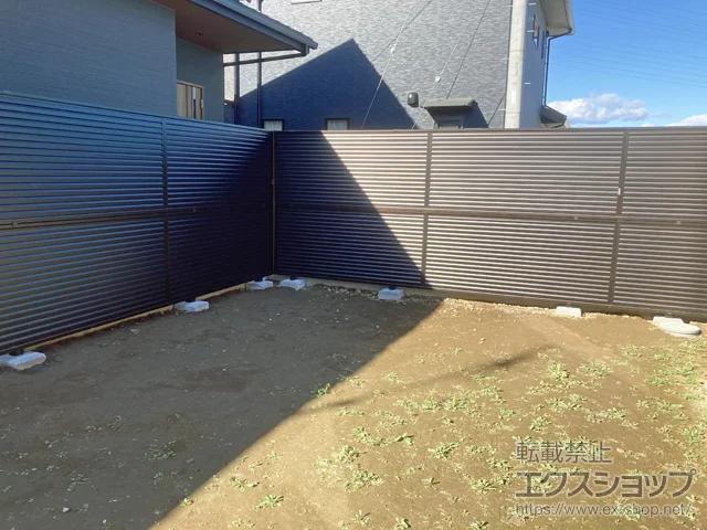 群馬県高崎市のValue Selectのフェンス・柵・塀 ミエーネフェンス 目隠しルーバータイプ 2段支柱 自立建て用 施工例