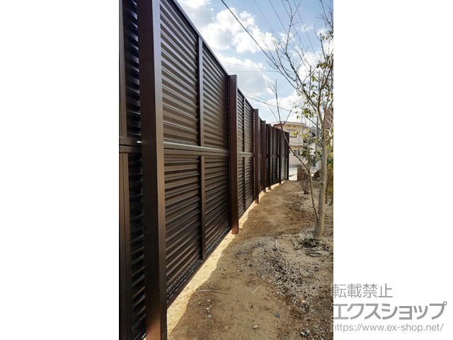 岡山県倉敷市ののフェンス・柵 ミエーネフェンス 目隠しルーバータイプ 2段支柱 自立建て用 施工例