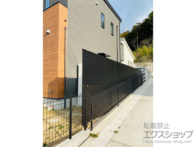 長崎県佐世保市ののフェンス・柵 ミエーネフェンス 目隠しルーバータイプ 2段支柱 自立建て用 施工例
