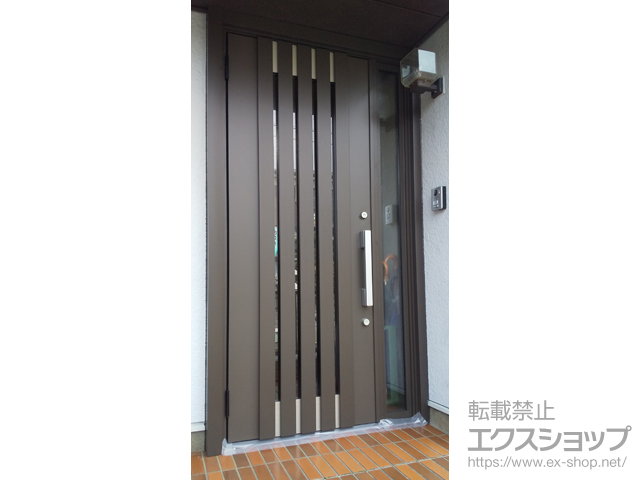 茨城県日立市のLIXIL リクシル（トステム）の玄関ドア リシェント玄関ドア3 断熱K4仕様 片袖仕様(ランマ無)L M27型 ※手動仕様+下枠段差緩和材／スペーサーセット（1mm・3mm・5mm）／下枠フラット材／後付けビード／スチール枠用ネジセット 施工例
