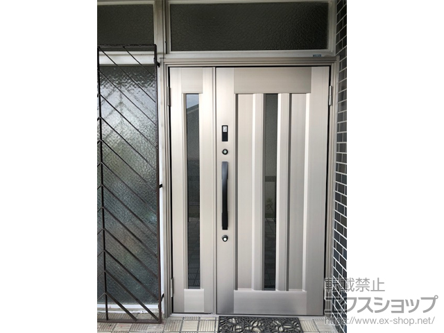 奈良県奈良市のLIXIL リクシル（トステム）の玄関ドア リシェント玄関ドア3 アルミ仕様 親子仕様(ランマ無)外観右吊元 C12N型 ※タッチキー仕様(リモコンタイプ) 施工例