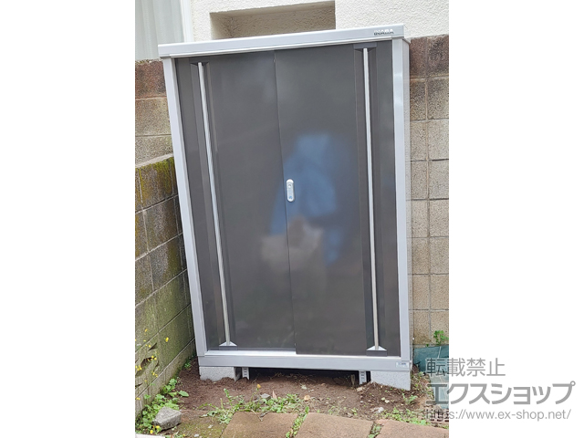 東京都三鷹市のの物置・屋外倉庫 シンプリー 一般型 1100×415×1603 MJX-114D-P-EB 施工例