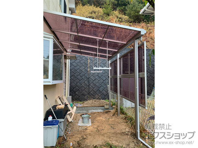 愛媛県今治市ののテラス屋根 ソラリア F型 テラスタイプ 単体 積雪〜20cm対応＋吊り下げ式固定物干し＋前面パネル*2段 施工例