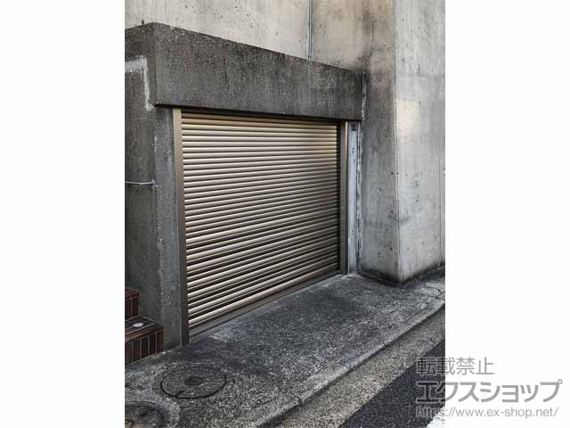 神奈川県横浜市のLIXIL リクシル（トステム）のガレージシャッター ガレージシャッタークワトロ 電動式 内部付タイプ ※外部停電時開閉機構 施工例