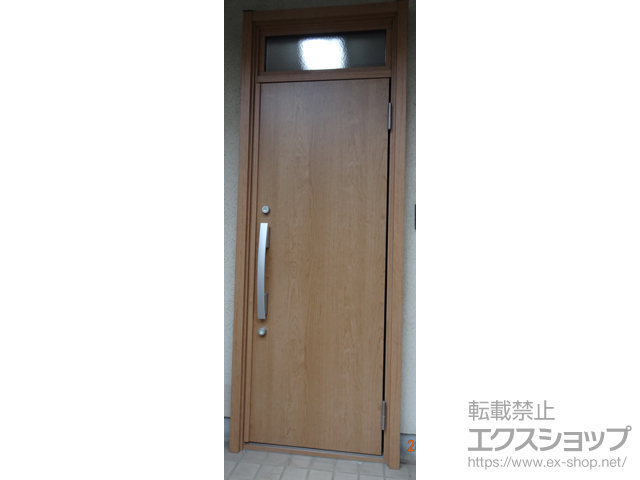 埼玉県さいたま市のLIXIL リクシル（トステム）の玄関ドア リシェント玄関ドア3 断熱K4仕様 片開き仕様(ランマ付)R M17型 ※手動仕様+下枠巾木（小）／下枠段差緩和材（ステンレス）／後付けビード／補強プレート 施工例