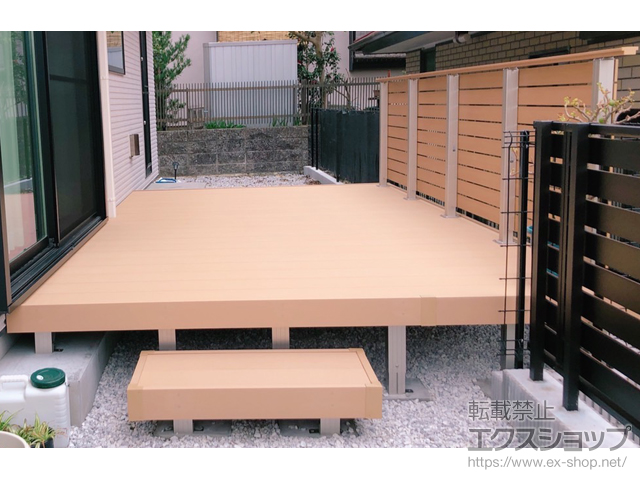 神奈川県横浜市ののウッドデッキ リウッドデッキ 200+独立式リウッドステップ2型+ルシアスデッキフェンスA01型<横板格子タイプ> 施工例