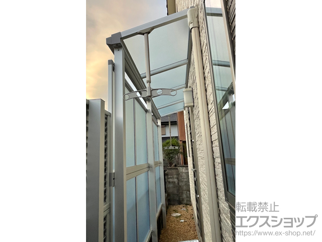 三重県四日市市ののテラス屋根 ソラリア F型 テラスタイプ 単体 積雪〜20cm対応＋前面パネル＋吊り下げ式上下可動物干し 施工例