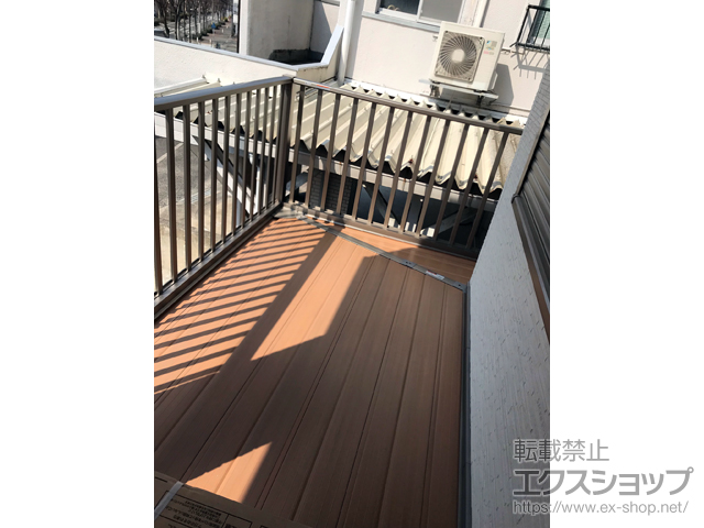 兵庫県神戸市のLIXIL リクシル（トステム）のバルコニー ビューステージHスタイル 縦太格子 単体 柱建て式 *出幅違い出隅納まり・片側面格子なし 施工例