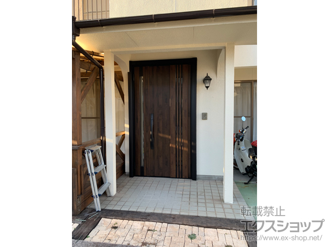 岡山県玉野市のLIXIL リクシル（トステム）の玄関ドア リシェント玄関ドア3 断熱K4仕様 親子仕様(ランマ無)外観右吊元 M83型 ※キー付きリモコン仕様 施工例