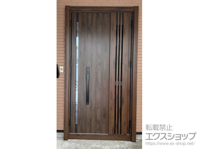 青森県黒石市のLIXIL リクシル（トステム）の玄関ドア リシェント玄関ドア3 断熱K2仕様 親子仕様(ランマ無)外観右吊元 M83型 ※タッチキー仕様(キー付リモコン) 施工例