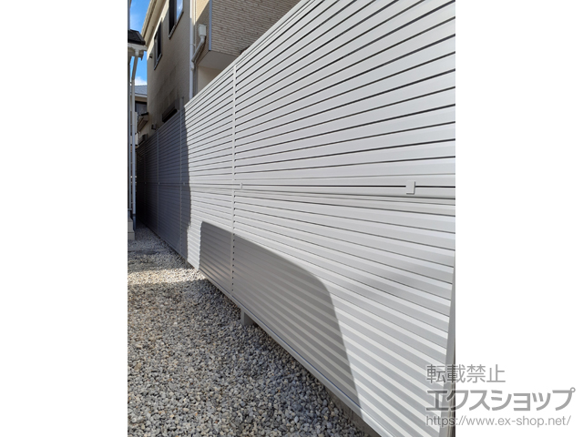 滋賀県野洲市ののフェンス・柵 ミエーネフェンス 目隠しルーバータイプ 2段支柱 自立建て用 施工例