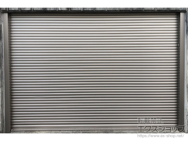 神奈川県厚木市のLIXIL リクシル（トステム）のガレージシャッター ガレージシャッタークワトロ 電動式 内部付タイプ ※外部停電時開閉機構 施工例
