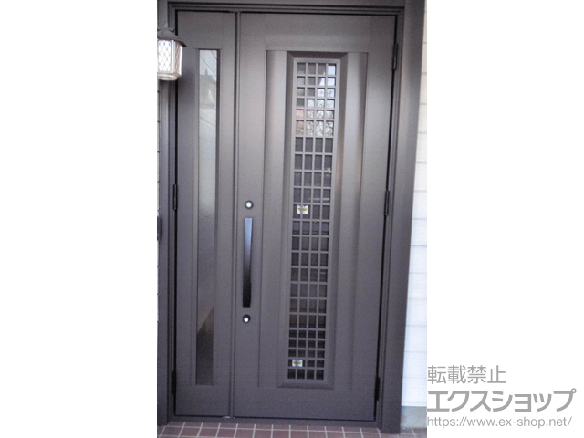 栃木県那須塩原市のLIXIL リクシル（トステム）の玄関ドア リシェント玄関ドア3 アルミ仕様 親子仕様(ランマ無)外観右吊元 C84N型 ※手動仕様+下枠段差緩和材／スペーサーセット（1mm・3mm・5mm）／後付けビード／下枠巾木プレート 施工例