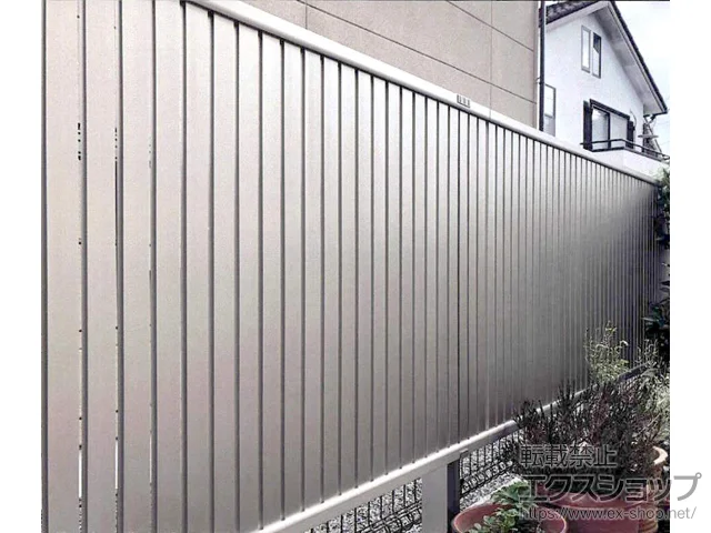 京都府京都市のYKKAPのフェンス シンプレオフェンス4F型 たて太格子 上段のみ設置 自立建て用(たて格子間11.1mm) 施工例