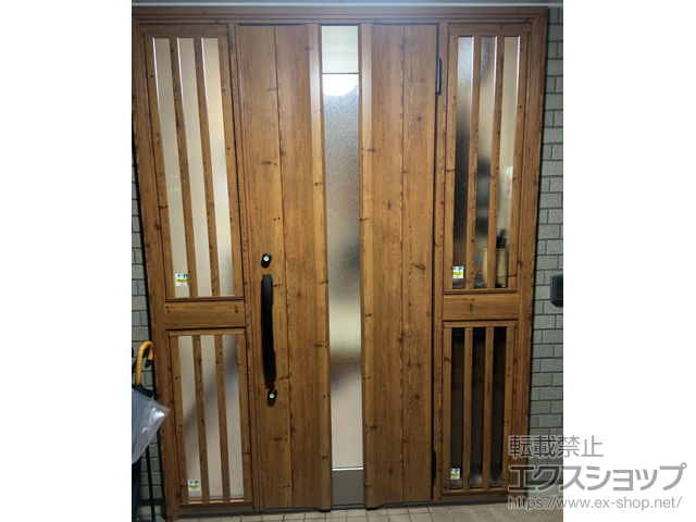 愛知県名古屋市のLIXIL リクシル（トステム）の玄関ドア リシェント玄関ドア3 アルミ仕様 両袖仕様(ランマ無)外観右吊元 C11N型 ※手動仕様+下枠段差緩和材／スペーサーセット（1mm・3mm・5mm）／下枠フラット材／後付けビード／アルミ枠用ネジセット 施工例