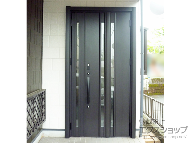 鹿児島県鹿児島市のLIXIL リクシル（トステム）の玄関ドア リシェント玄関ドア3 断熱K4仕様 親子仕様(ランマ無)R G15型 ※ファミロック 電池式 カードキーセット キー収納リモコン無し 施工例