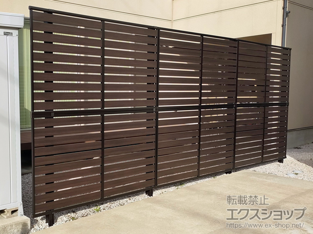 富山県射水市ののフェンス・柵 ルシアスフェンスF04型 横板 木調カラー 2段支柱 自立建て用 施工例