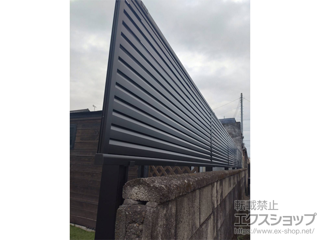 群馬県高崎市ののフェンス・柵 シンプレオフェンス13F型 ルーバー 2段支柱 自立建て用（上段のみ） 施工例