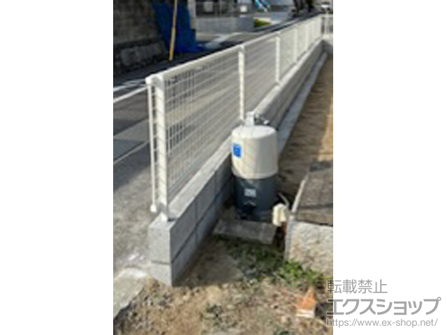 福岡県北九州市ののフェンス・柵 シンプレオフェンスM2型 縦井桁メッシュ 自由柱施工　12.3ｍ 施工例