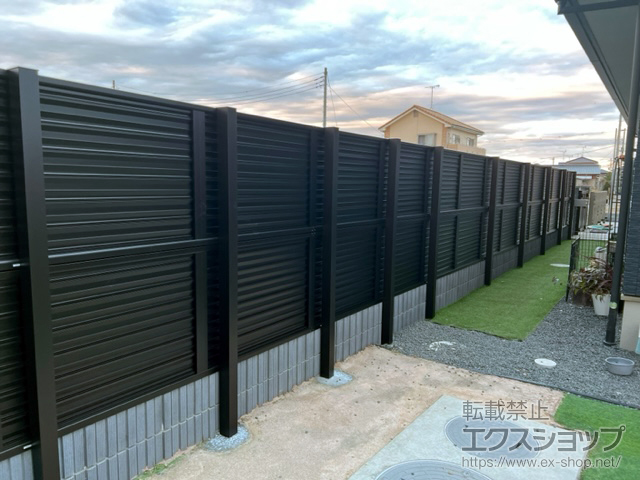 千葉県市原市ののフェンス・柵 ミエーネフェンス 目隠しルーバータイプ 2段支柱 自立建て用 施工例