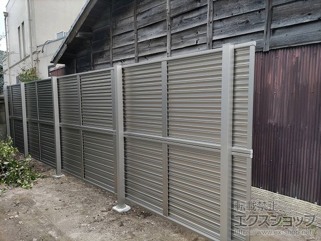 愛知県岡崎市ののフェンス・柵 ミエーネフェンス 目隠しルーバータイプ 2段支柱 自立建て用 施工例