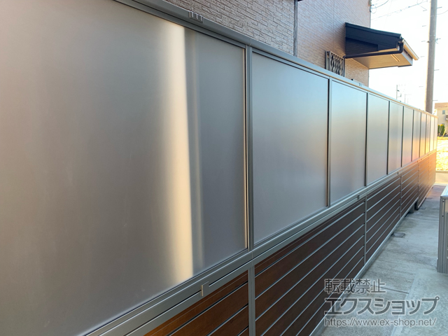 東京都清瀬市ののフェンス・柵 シンプレオフェンスP1F型 目隠しポリカパネル + ルシアスフェンスF02型 横目隠し 木調カラー 2段支柱 自立建て用 施工例