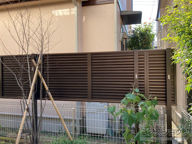東京都小金井市ののフェンス・柵 ミエーネ目隠しルーバーフェンス 上段のみ設置 自立建て用 施工例