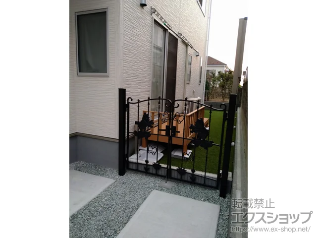 宮城県遠田郡美里町のLIXIL リクシル(新日軽)の門扉 ディズニー門扉プーさんA型 両開き　角門柱式 施工例