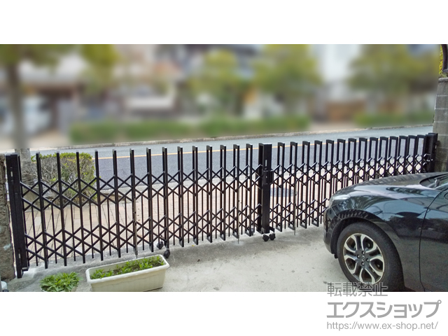大阪府大阪狭山市ののカーゲート トリップゲートII P型 ペットガード付き ノンレール 両開き 60W（30S+30M） 施工例