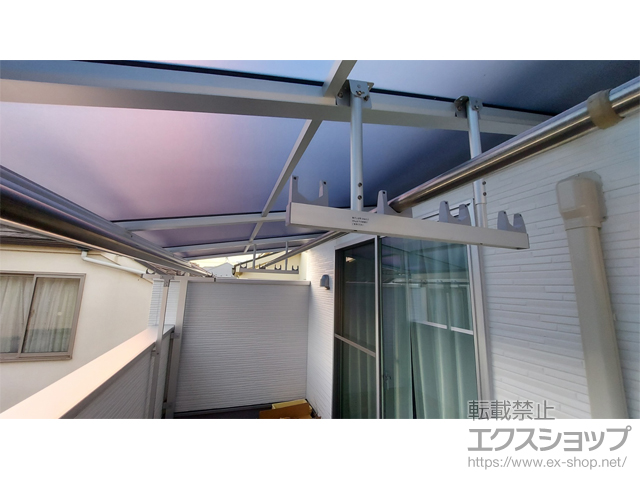 埼玉県朝霞市ののバルコニー・ベランダ屋根 ソラリア F型 屋根タイプ 単体 積雪〜20cm対応＋吊り下げ式固定物干し 施工例