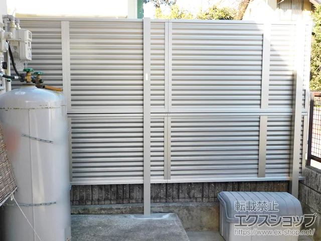 静岡県浜松市のValue Selectのフェンス・柵・塀 ミエーネフェンス 目隠しルーバータイプ 2段支柱 自立建て用 施工例