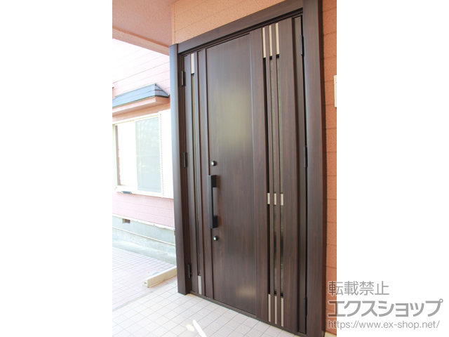 千葉県八街市のLIXIL リクシル（トステム）の玄関ドア リシェント玄関ドア3 断熱K4仕様 親子仕様(ランマ無)外観右吊元 M83型 ※手動仕様 施工例