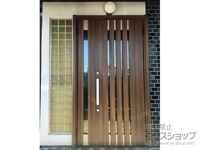 東京都町田市のLIXIL リクシル（トステム）の玄関ドア リシェント玄関ドア3 断熱K4仕様 親子仕様(ランマ無)外観右吊元 M27型 ※手動仕様 施工例