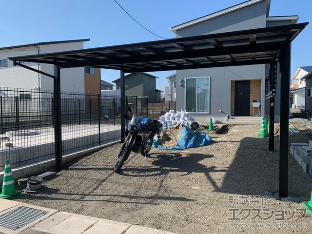 熊本県菊池郡菊陽町のLIXIL(リクシル)のカーポート ネスカF (フラットスタイル) ワイド 積雪～20cm対応＋収納式物干し 施工例