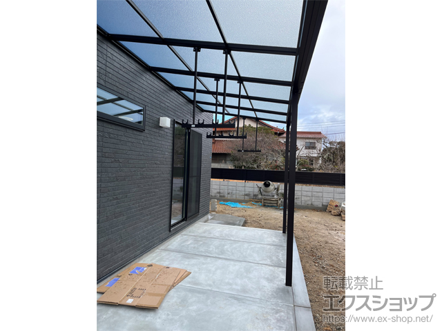 広島県呉市ののテラス屋根 ソラリア F型 テラスタイプ 連棟 積雪〜20cm対応＋吊り下げ式固定物干し 標準タイプ 長さ:ロング2本入り×3セット 施工例