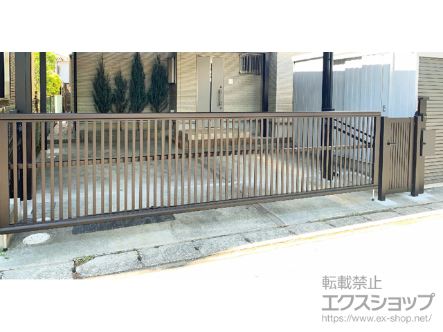 埼玉県北足立郡伊奈町ののカーゲート ルシアスアップゲートワイド 4型 たて太格子 電動 施工例