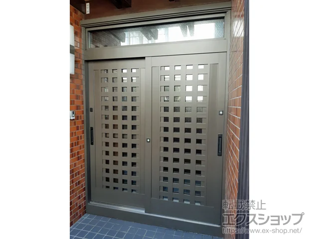 神奈川県逗子市のLIXIL リクシル（トステム）の玄関ドア リシェント玄関引戸2 PG仕様 2枚建戸 ランマ付 P18型 ※手動仕様 施工例