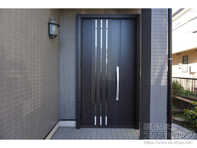 神奈川県川崎市のLIXIL リクシル（トステム）の玄関ドア リシェント玄関ドア3 断熱K4仕様 親子仕様(ランマ無)外観左吊元 M27型 ※タッチキー仕様(リモコンタイプ) 施工例