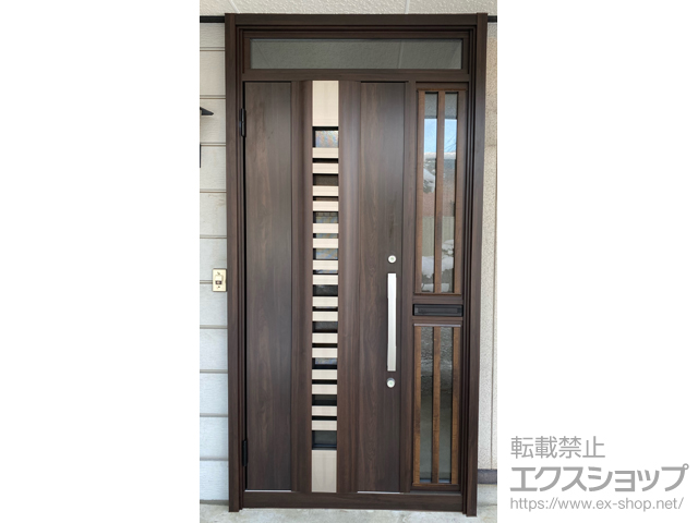 岩手県一関市のLIXIL リクシル（トステム）の玄関ドア リシェント玄関ドア3 断熱K4仕様 片袖飾り仕様(ランマ付)外観左吊元 G82型 ※手動仕様 施工例