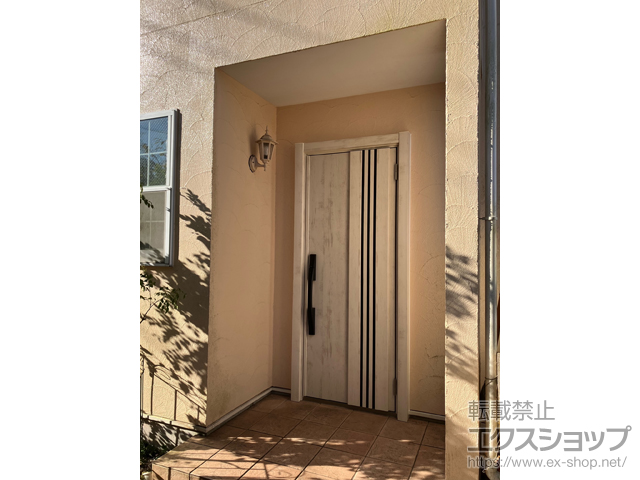 東京都町田市のLIXIL リクシル（トステム）の玄関ドア リシェント玄関ドア3 断熱K4仕様 片開き仕様(ランマ無)外観右吊元 M83型 ※FamiLock仕様 施工例