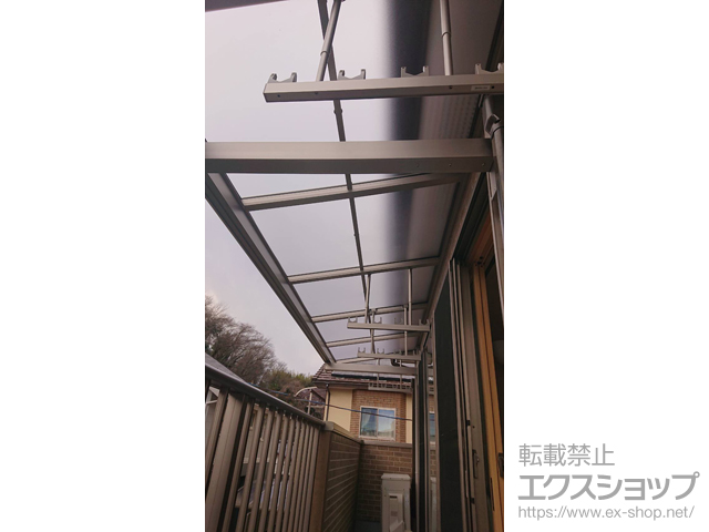 福島県いわき市ののバルコニー・ベランダ屋根 ソラリア F型 ルーフタイプ 単体積雪〜20cm対応＋吊り下げ式固定物干し 標準タイプ ショート2本入り×2セット 施工例